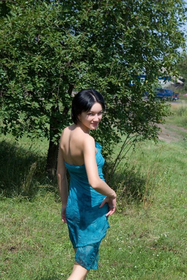 18P Vestido sexy vestido Euro Loreen A abrindo as pernas para mostrar a buceta na floresta