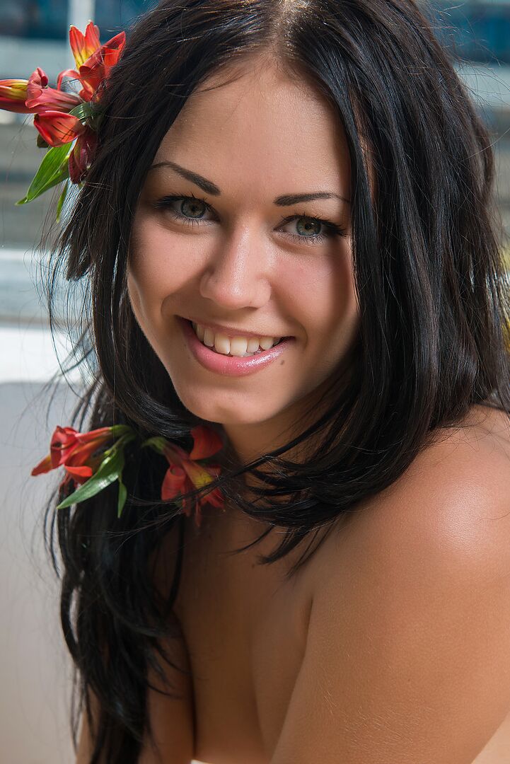 12P Adolescente gostosa e glamourosa posando nua na janela para mostrar sua linda bunda sexy