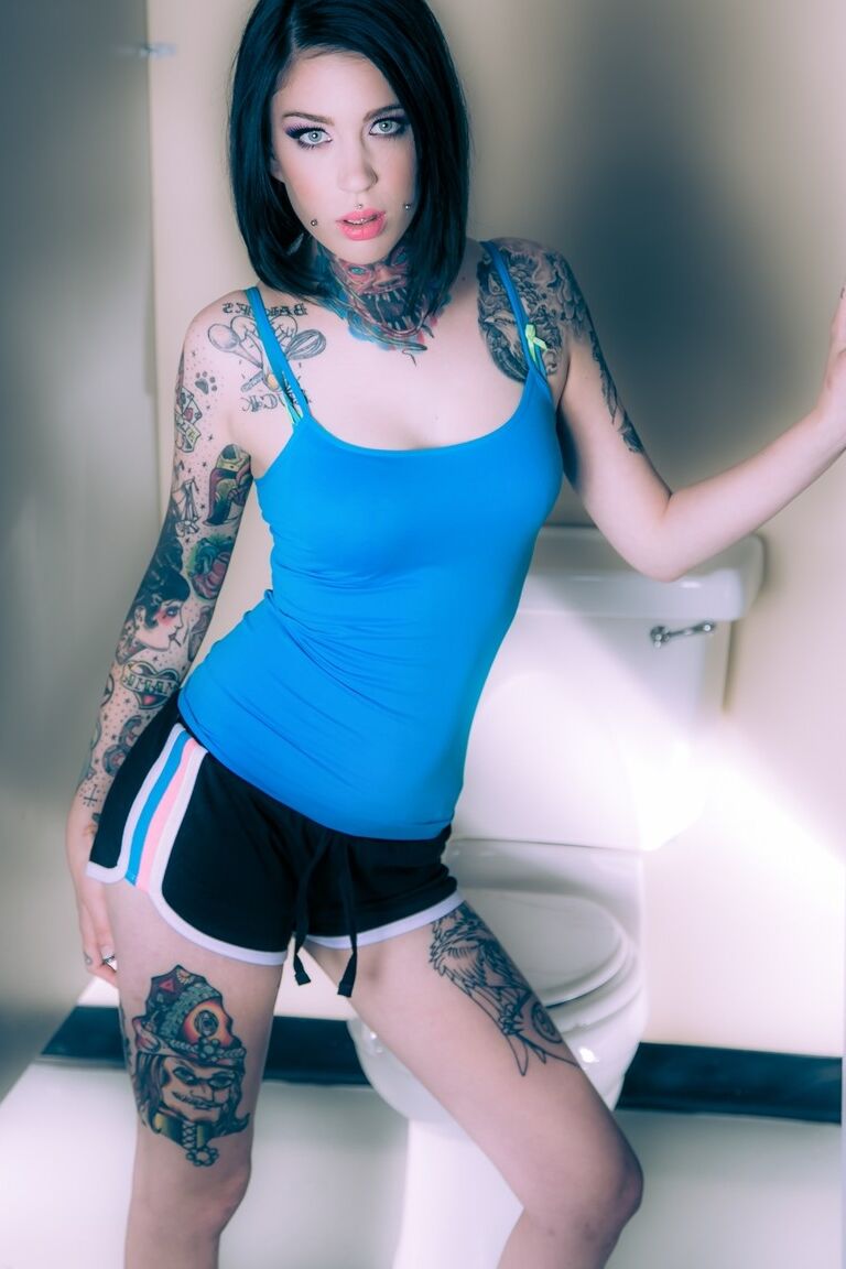13P Brünettes Tattoo-Model enthüllt vor dem Masturbieren kleine Titten und einen engen Arsch