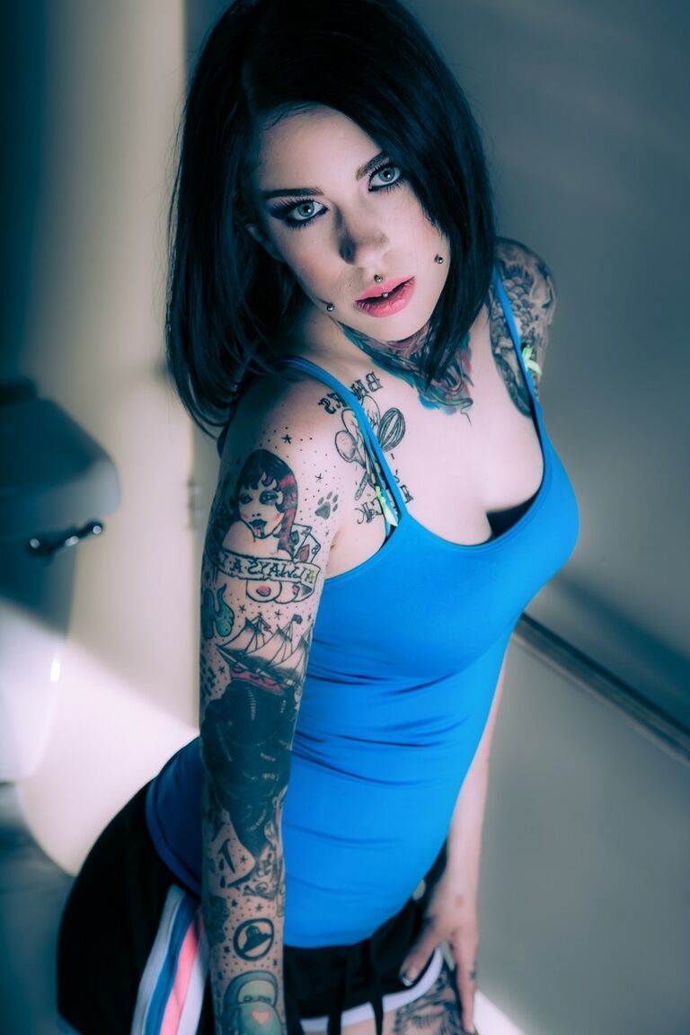 13P Brünettes Tattoo-Model enthüllt vor dem Masturbieren kleine Titten und einen engen Arsch