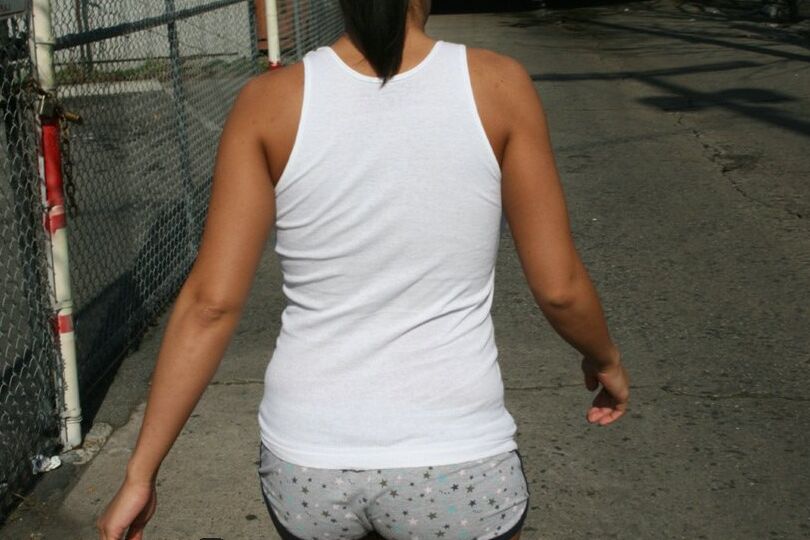 16P Gata peituda com uma bunda gostosa Ricki White tirando o short ao ar livre