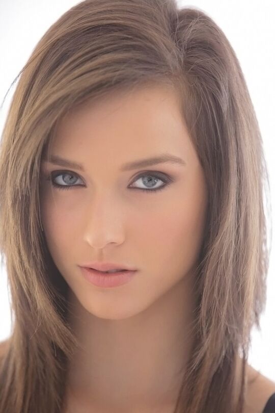16P Adorável gata morena Malena Morgan exibindo suas curvas perfeitas