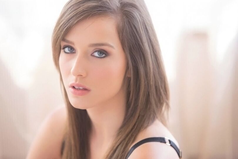 16P Adorável gata morena Malena Morgan exibindo suas curvas perfeitas
