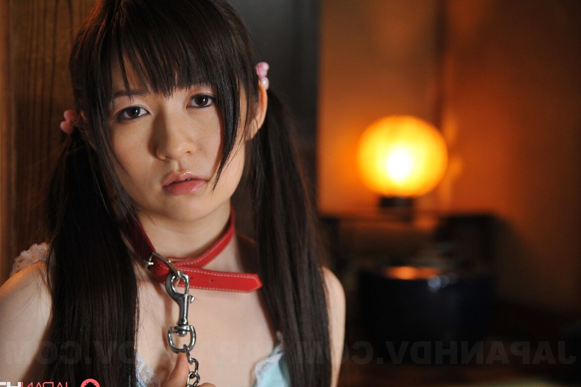 15P 日本人の女の子上原亜衣は、首輪とリードでおさげ髪を着用します