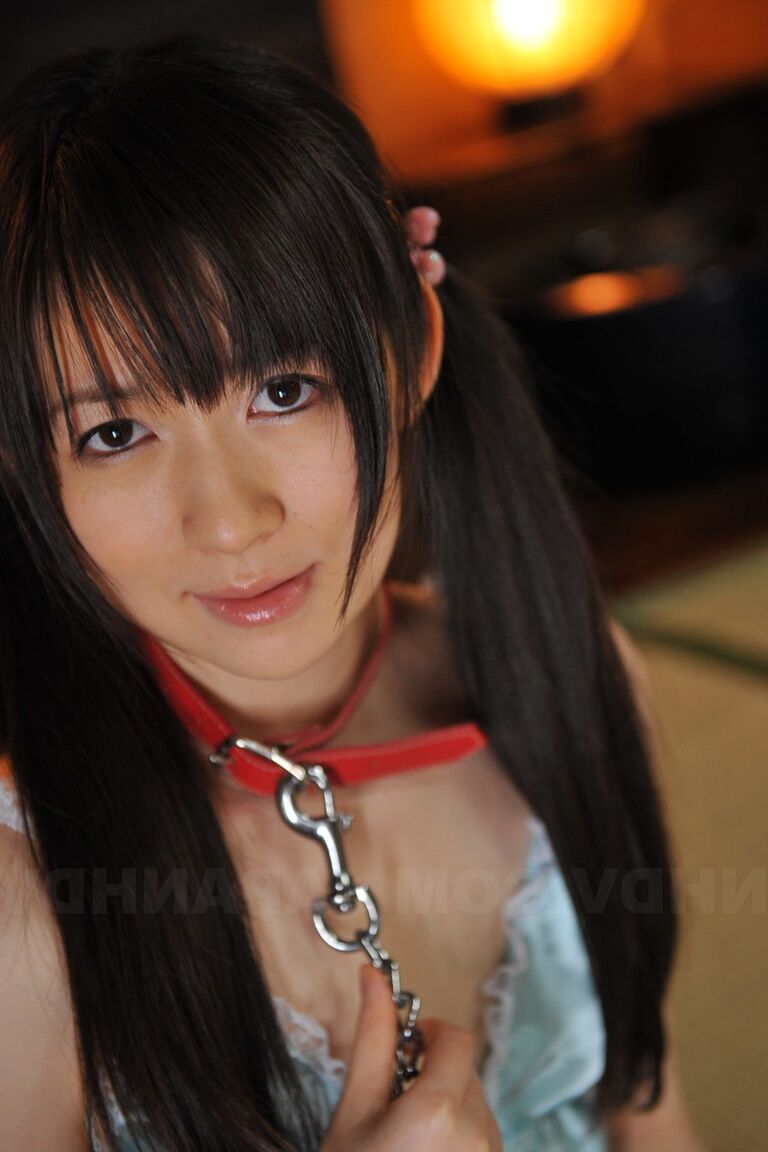 15P 日本人の女の子上原亜衣は、首輪とリードでおさげ髪を着用します