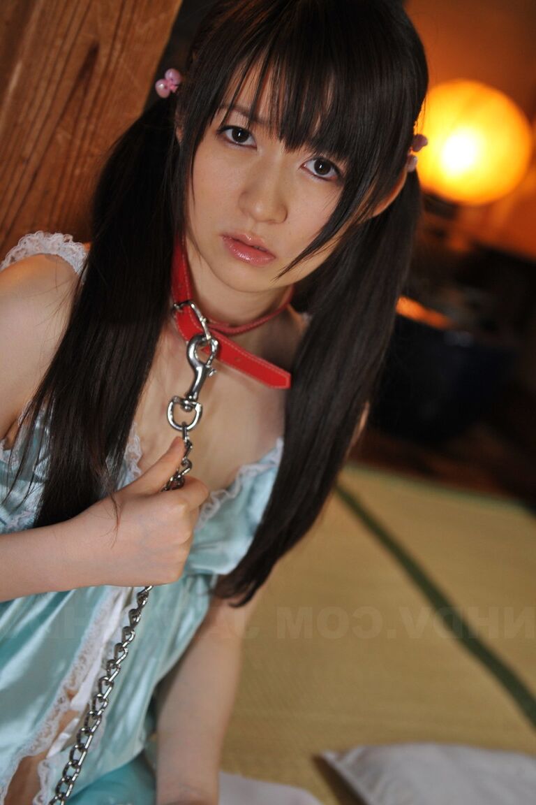 15P 日本人の女の子上原亜衣は、首輪とリードでおさげ髪を着用します