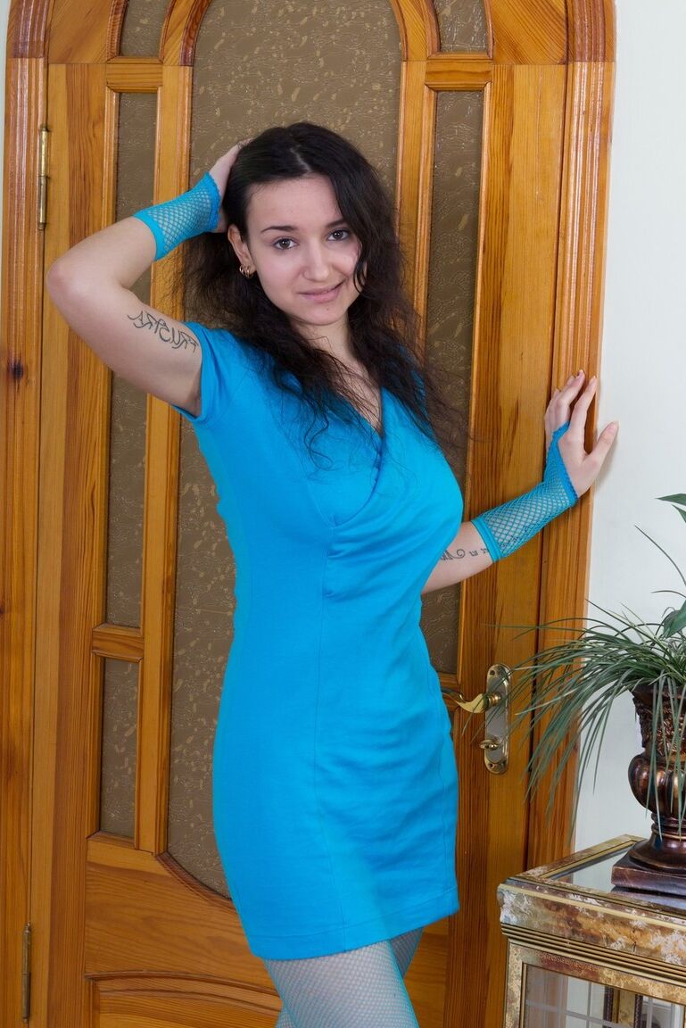 16P Jovem modelo morena Ramira se espalhando nua para revelar a bucetinha extremamente peluda