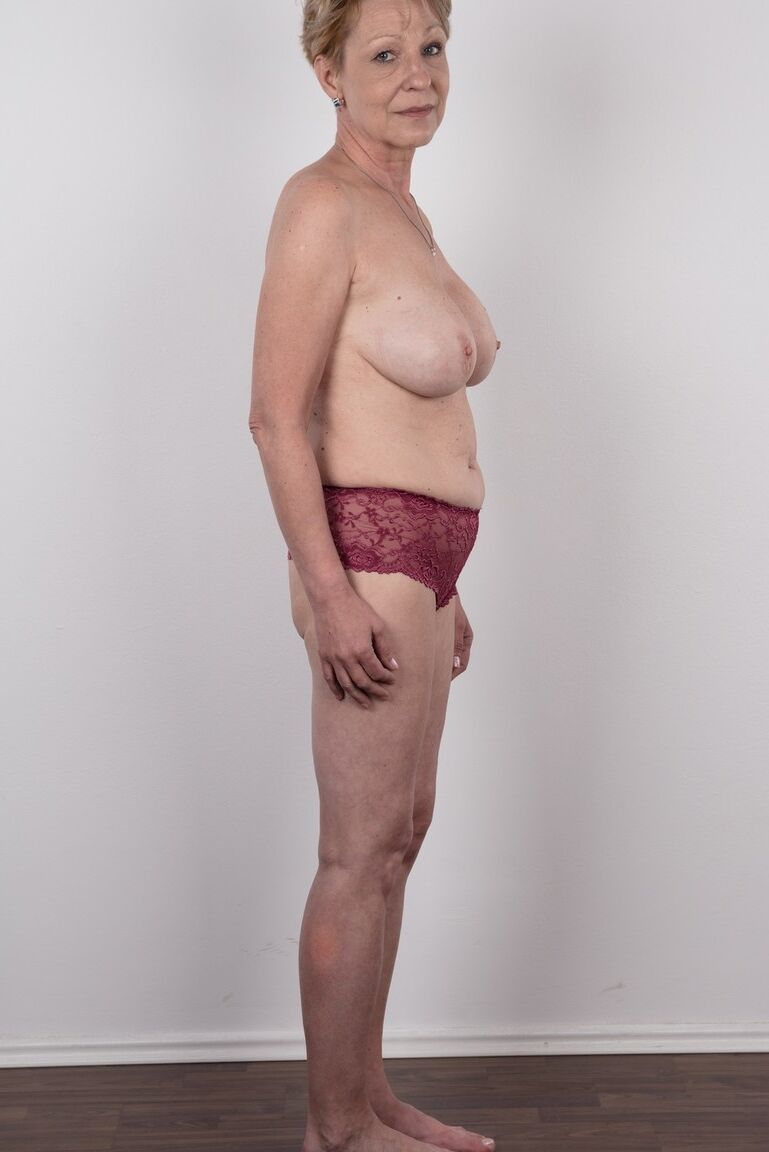 20P Vovó madura mais velha Milena se despindo para exibir seu corpo envelhecido em teste de pornografia