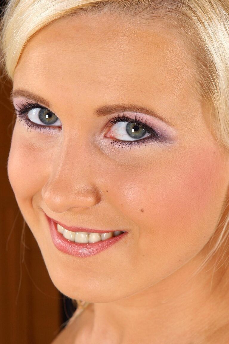 21P Michaela, une blonde sexy aux gros seins parfaits, se frotte la chatte en solo