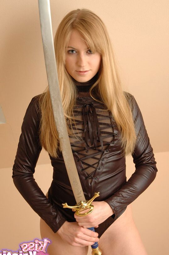 12P Loira amadora Kiss Kristin cobre seus seios nus com uma espada de samurai