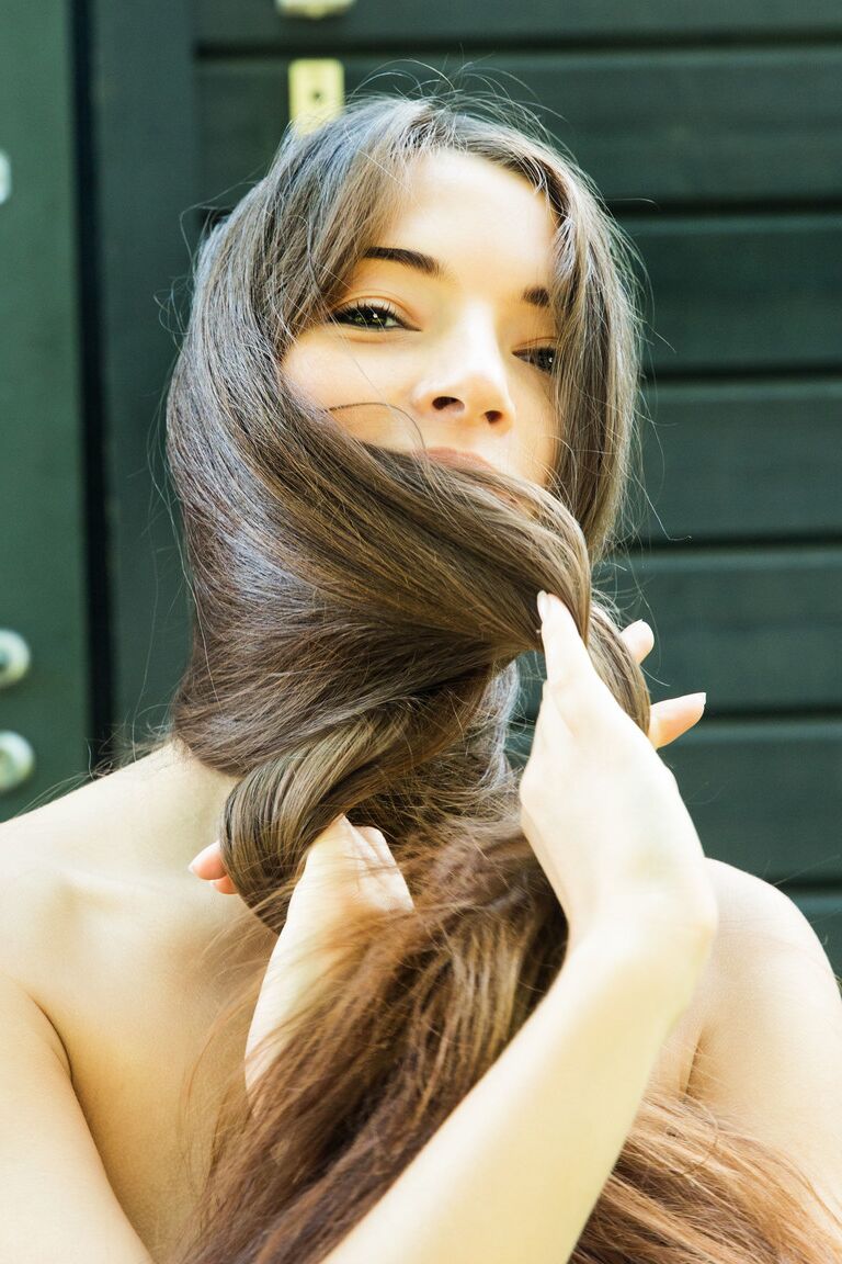 17P Chica sola de bonitos ojos y pelo largo muestra su coño calvo desnuda