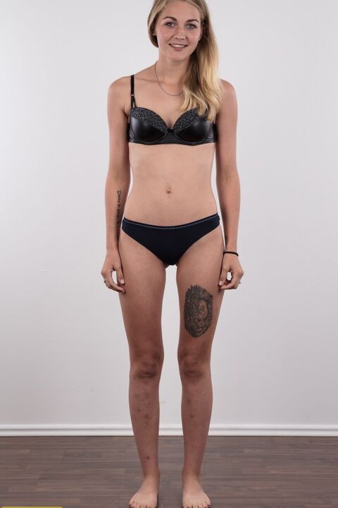 16P La jeune blonde Marcela montre ses tout petits seins en portant un string noir.
