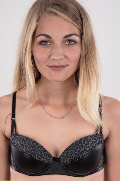 16P La jeune blonde Marcela montre ses tout petits seins en portant un string noir.