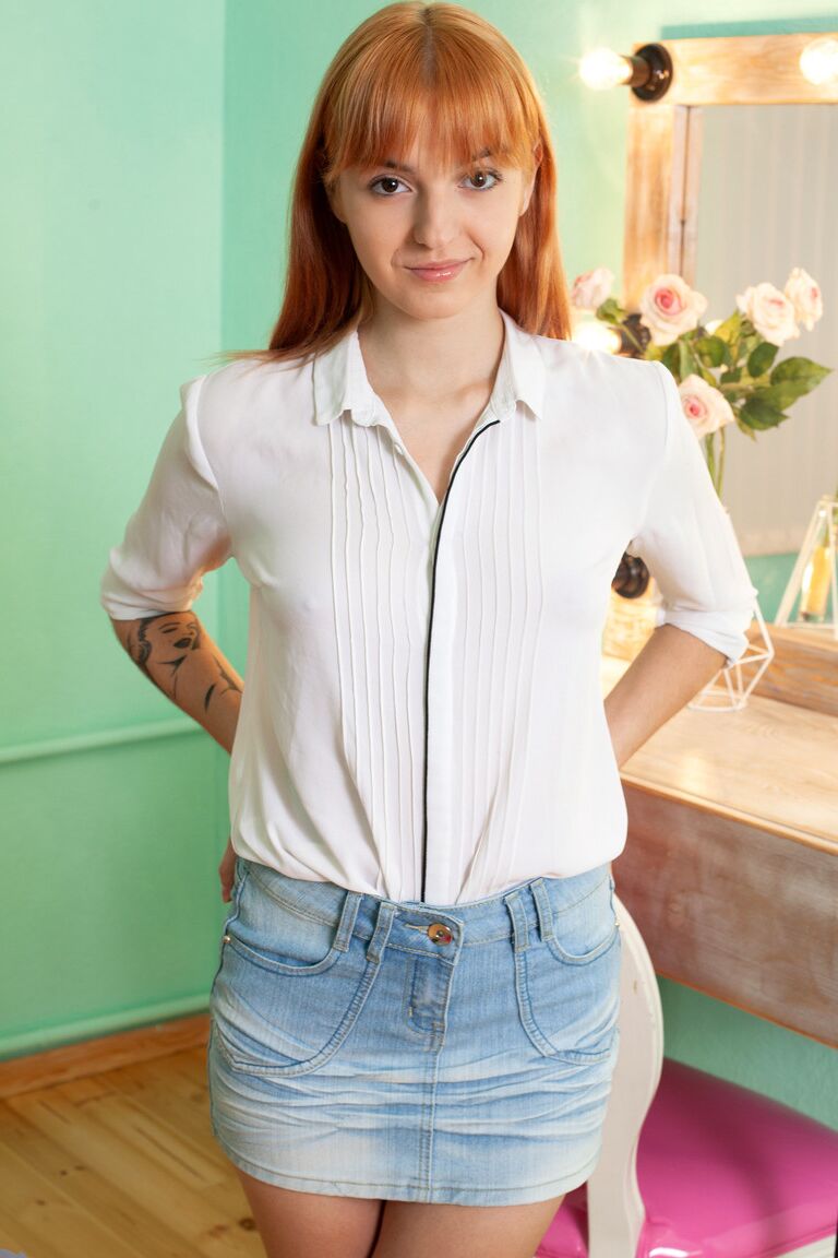 21P A adolescente ruiva Marta Lovely revela seus peitos pequenos