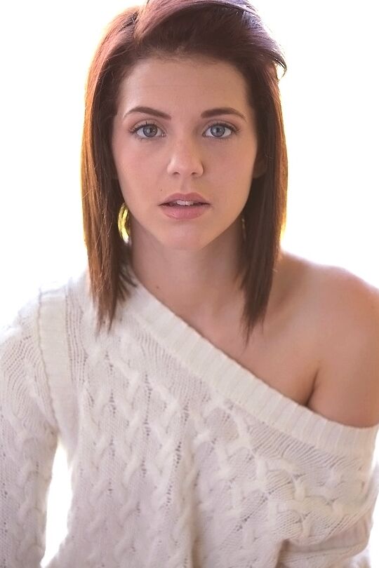 13P A adolescente Kiera Winters tira a roupa para fazer poses nuas na varanda
