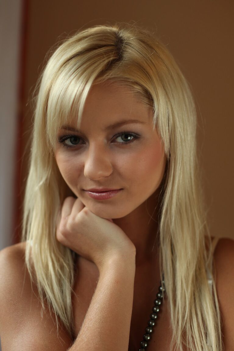 21P Blonde Neuling Grace C zieht ihr weißes Kleid aus