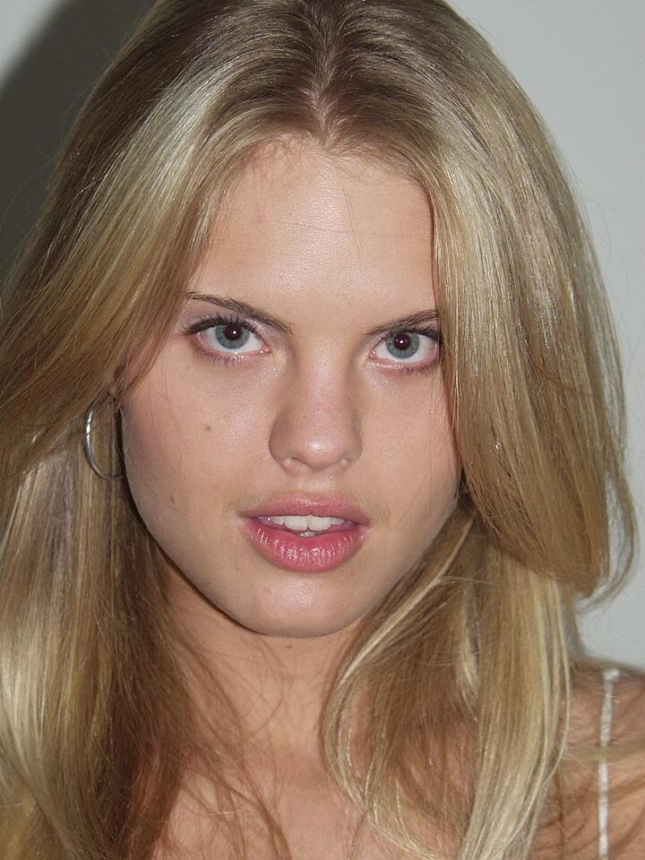 16P Loira amadora tira lingerie de renda para modelo nua de salto branco