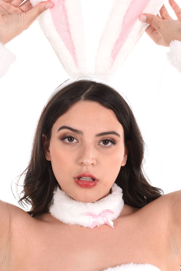 15P La chaude Latina Ariana Van X joue avec sa chatte tout en portant des oreilles de lapin