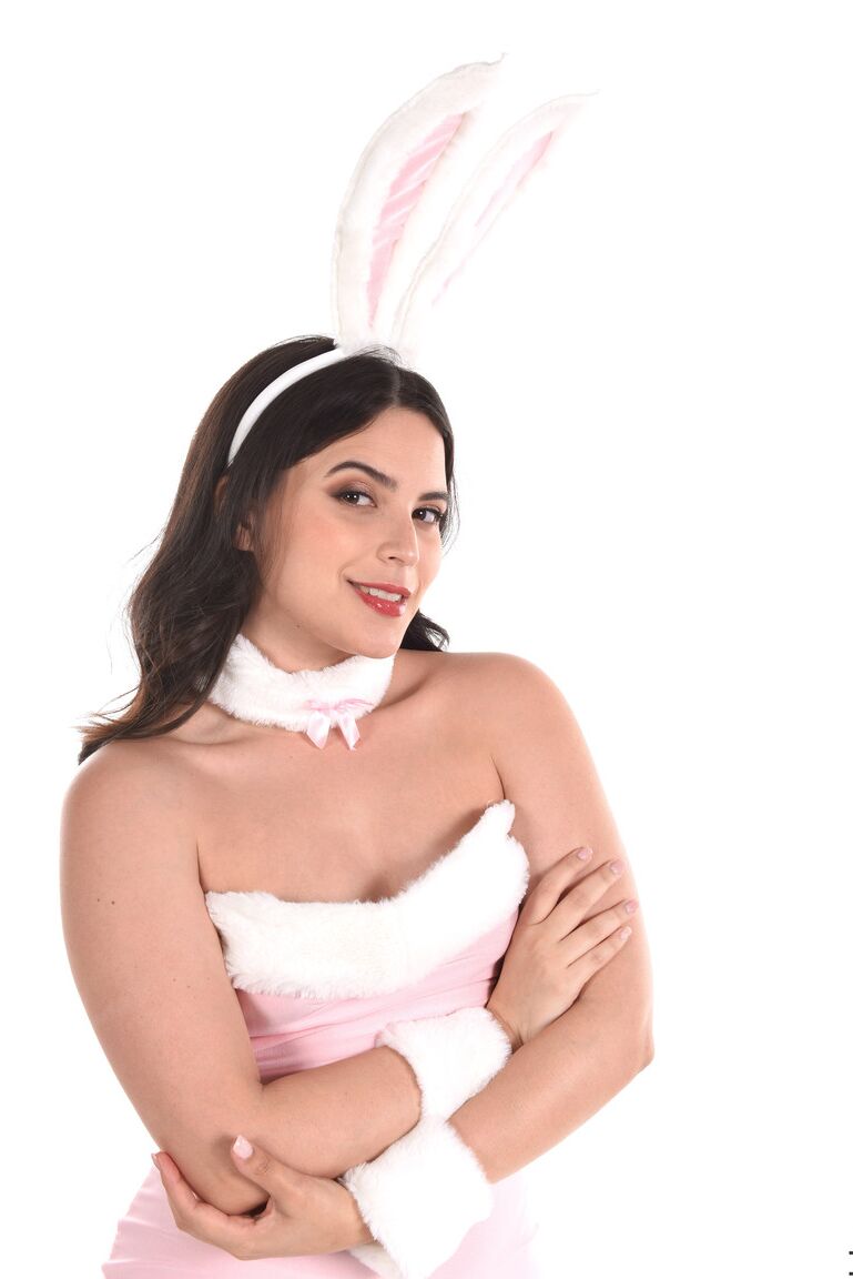 15P La chaude Latina Ariana Van X joue avec sa chatte tout en portant des oreilles de lapin