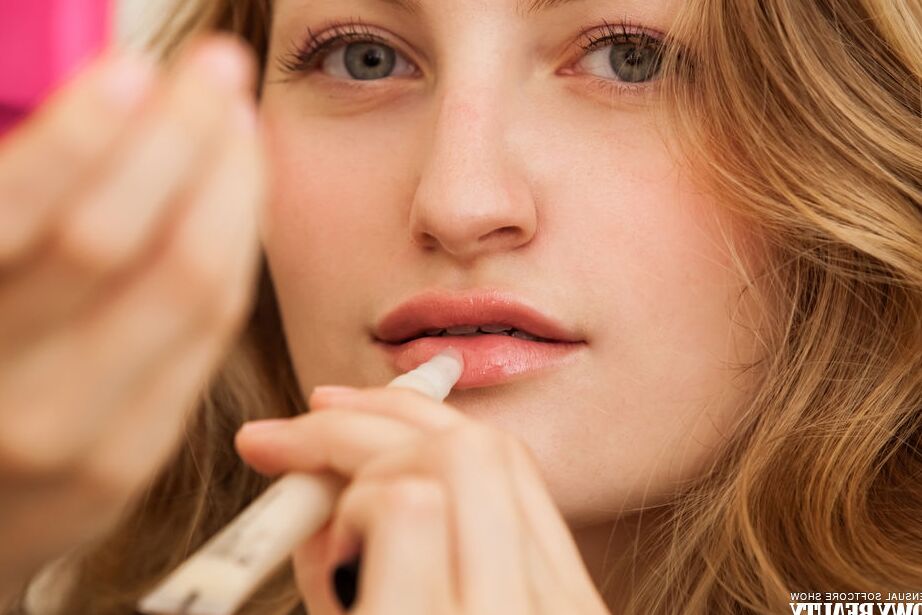 20P Junges Solo-Mädchen modelt nackt, nachdem sie ihre haarlose Vagina zur Schau gestellt hat