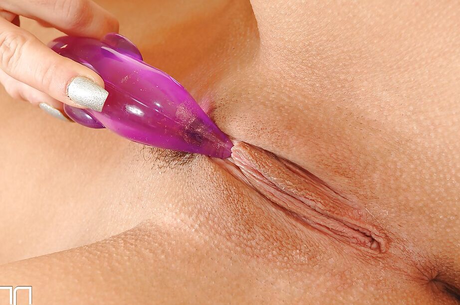 16P Linda jovem Suzan V dando prazer à vulva careca com brinquedo sexual