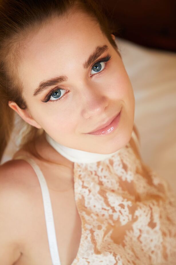 18P A bela adolescente Cassia remove lingerie reveladora para modelar nua em lençóis brancos