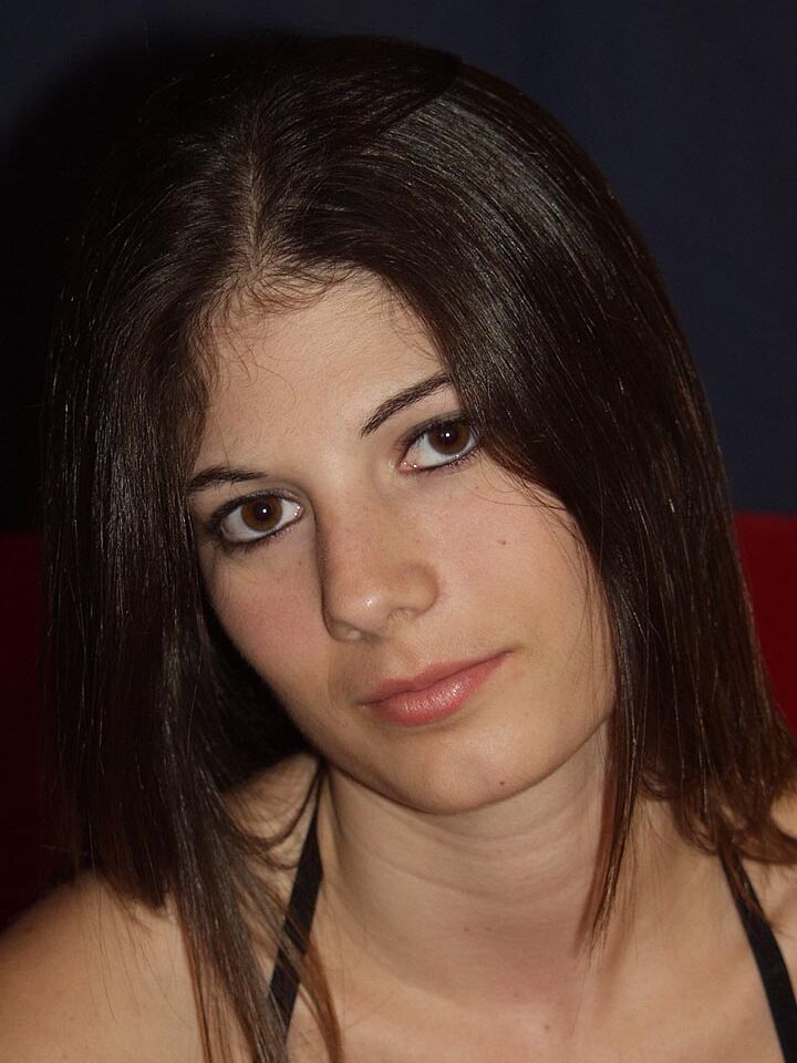 16P La vecina morena Mina se separa la raja apretada después de desnudarse