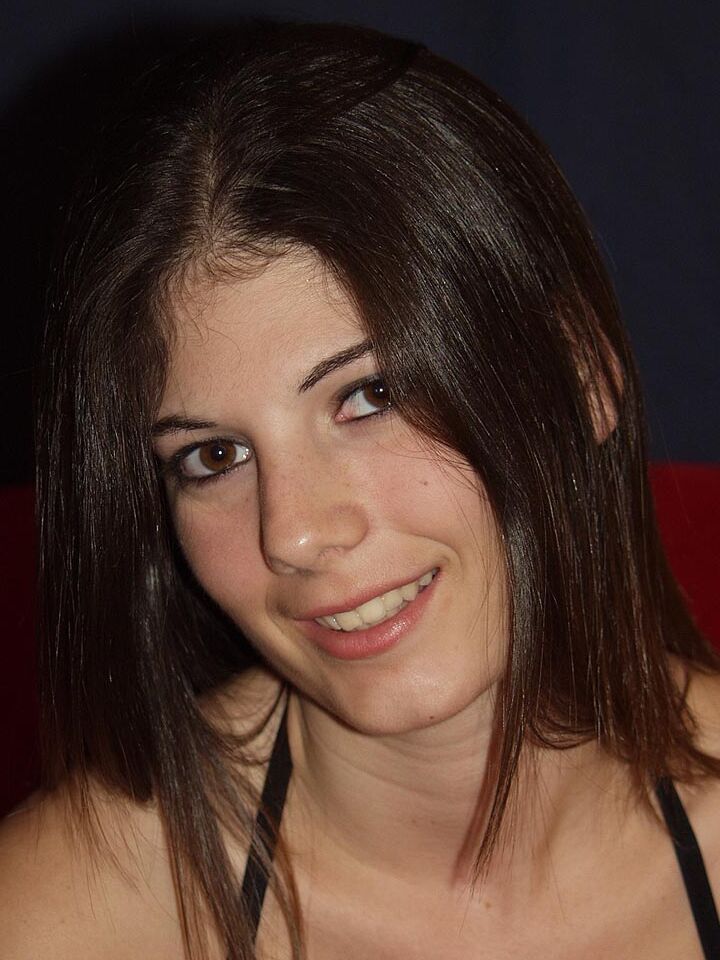 16P La vecina morena Mina se separa la raja apretada después de desnudarse