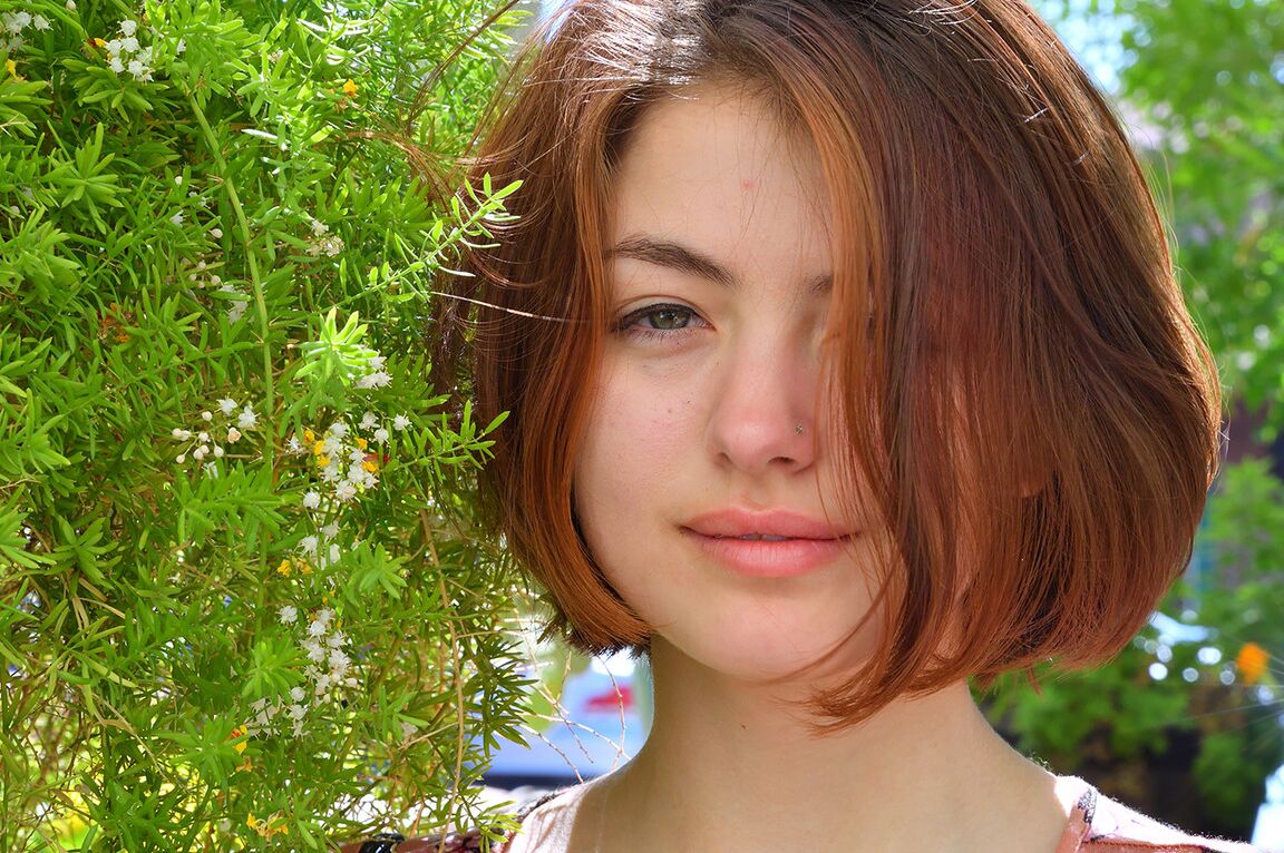 15P A ruiva muito natural Aria-II se despindo ao ar livre para exibir seus lindos peitos grandes