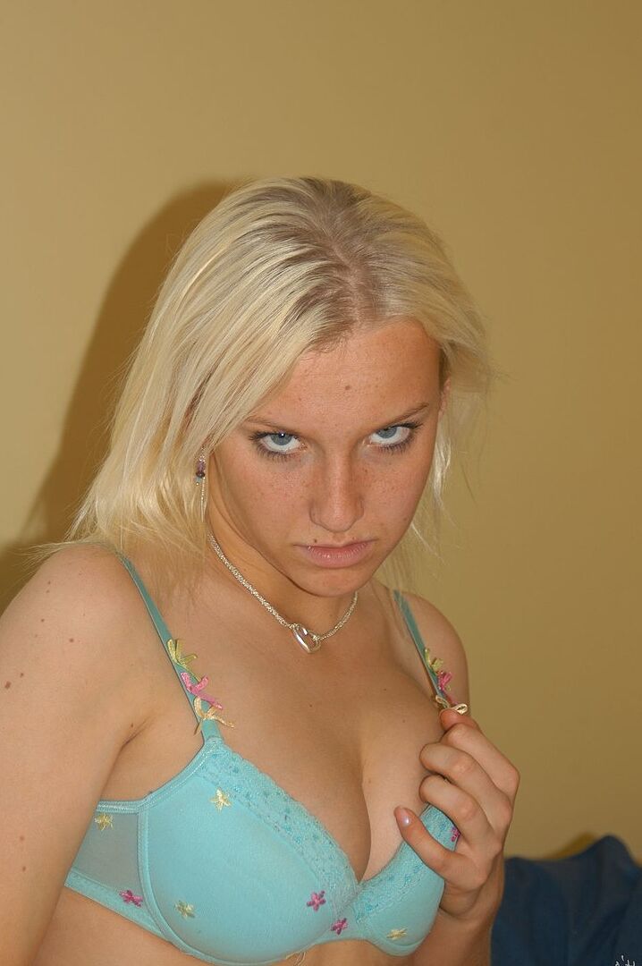 16P La rubia de ojos azules Jordan se desnuda con un striptease para siempre