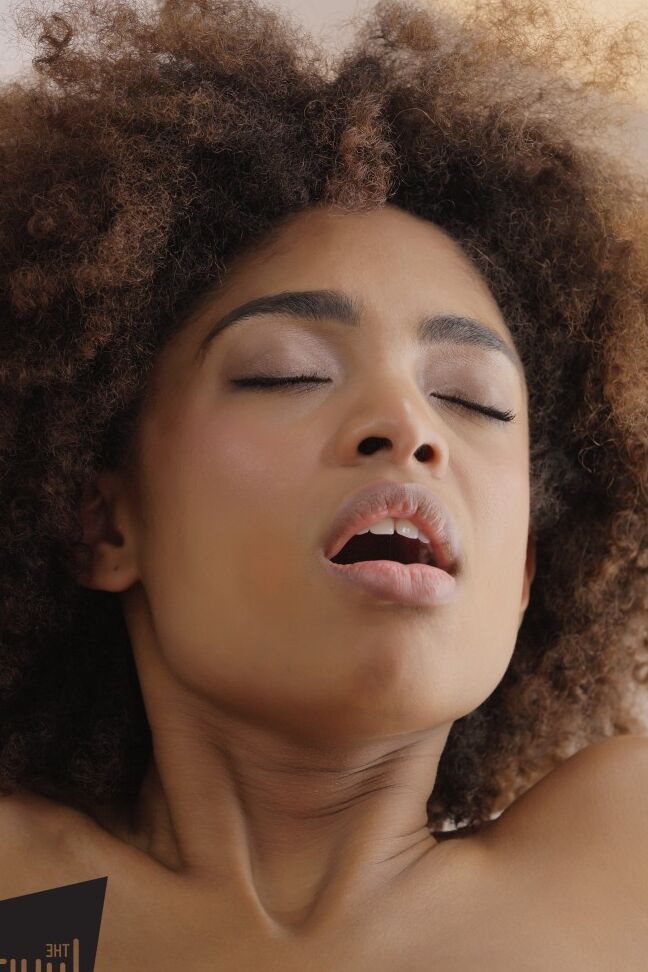 18P Sexy Brasileira Luna Corazon fica com o cu lambido