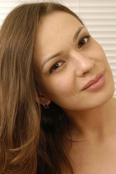 20P Adolescente caliente Avery se desnuda antes de que le follen los dedos