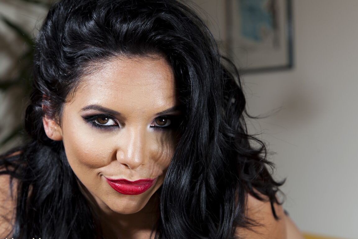 Die 21-jährige Latina-Frau Missy Martinez stellt ihre großen Brüste zur Schau