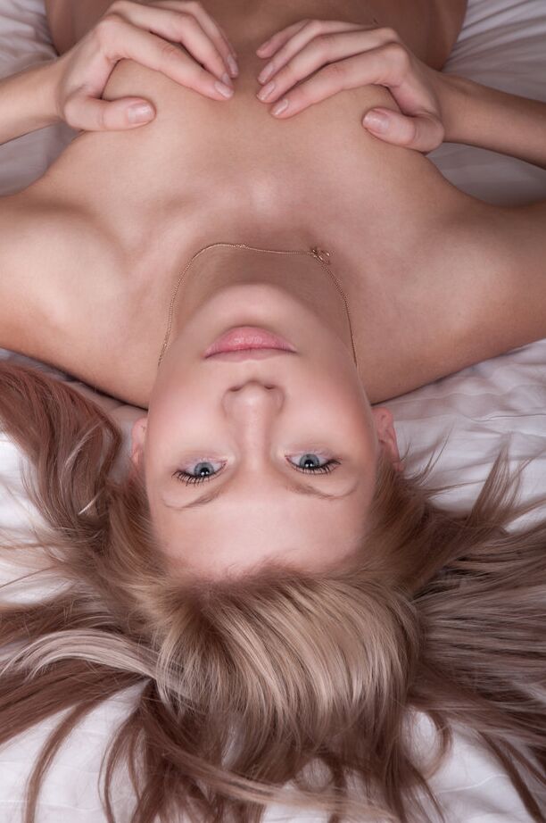 12P La rubia natural Leo A se quita los tacones antes de frotarse el coño en la cama