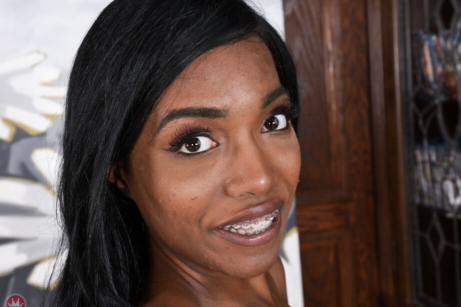 16P A amadora negra Daya Knight estica a buceta bem aberta após a remoção do biquíni