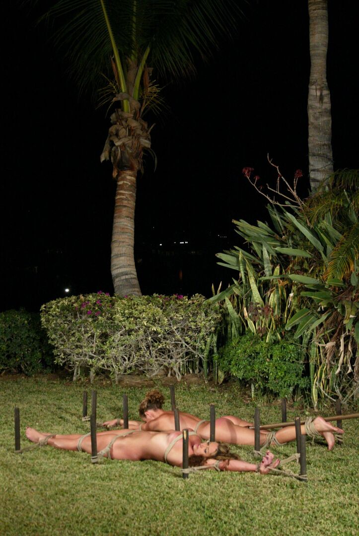 21P Gata de cabelos cacheados e bunda fabulosa Lola gosta de escravidão ao ar livre em ação BDSM