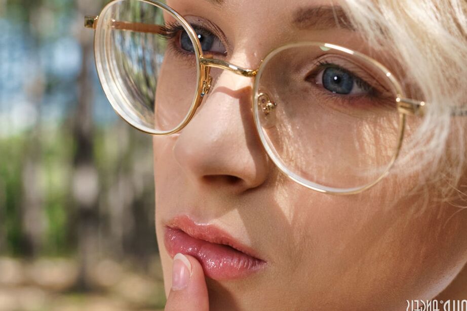 20P La adolescente rubia Azshara muestra pezones erectos y labios vaginales colgantes en un camino de tierra
