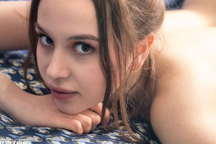 20P A doce adolescente Jolie fica nua com meias esportivas vermelhas enquanto lê uma revista