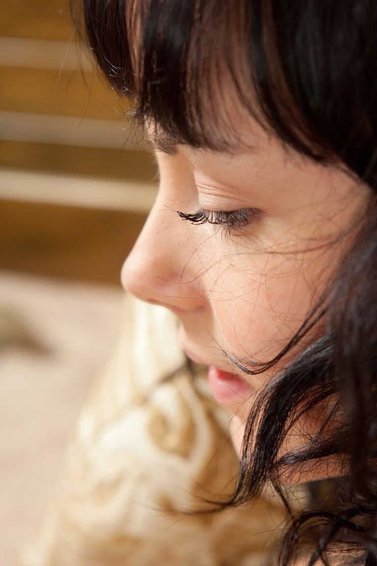 21P 巨乳の愛らしい美女ミレル A が茂みと毛むくじゃらの脇の下を誇示します