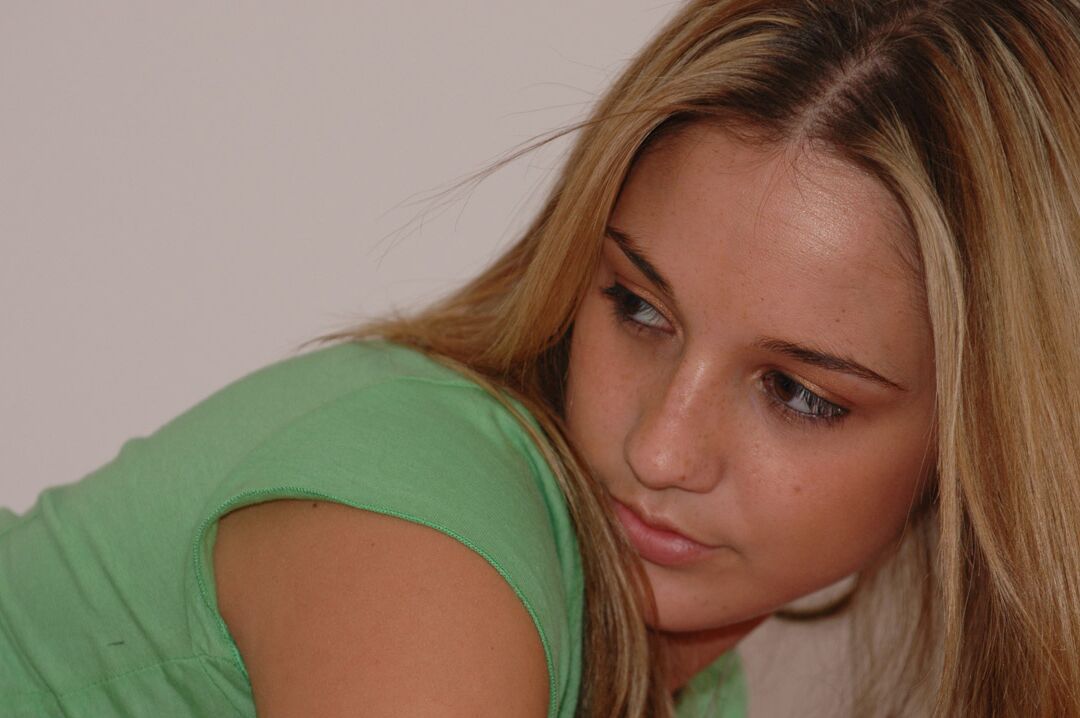 Nikki Sims, amatrice caucasienne de 12P, montre ses tatouages ​​lors d'une action non nue.