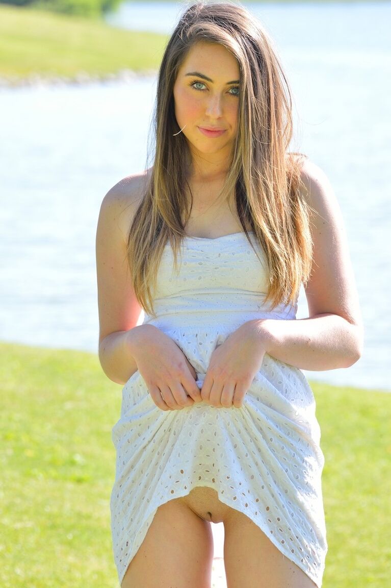 21P 貪欲な目をした甘いティーン、レイシーは公園でポーズをとりながら彼女のおまんこを点滅させる
