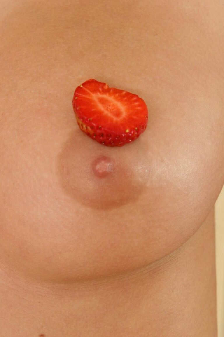 15P Heiße Blondine isst Erdbeeren, während sie sich in ihrer Küche auszieht
