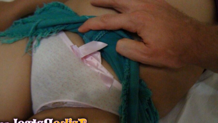 15P Jovem filipina vaza esperma do arbusto depois de uma foda POV na cama