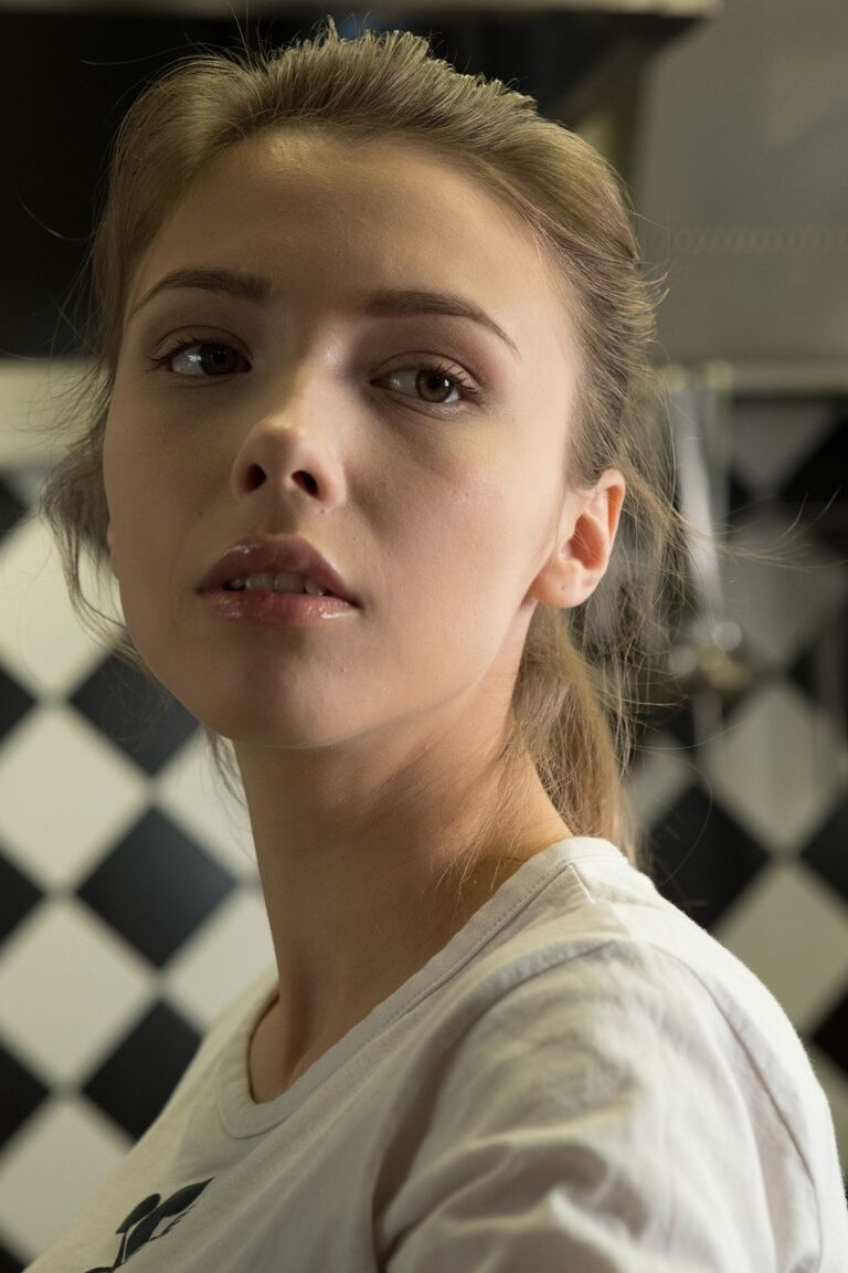 21P La joven ama de casa ucraniana Mila Azul se desnuda