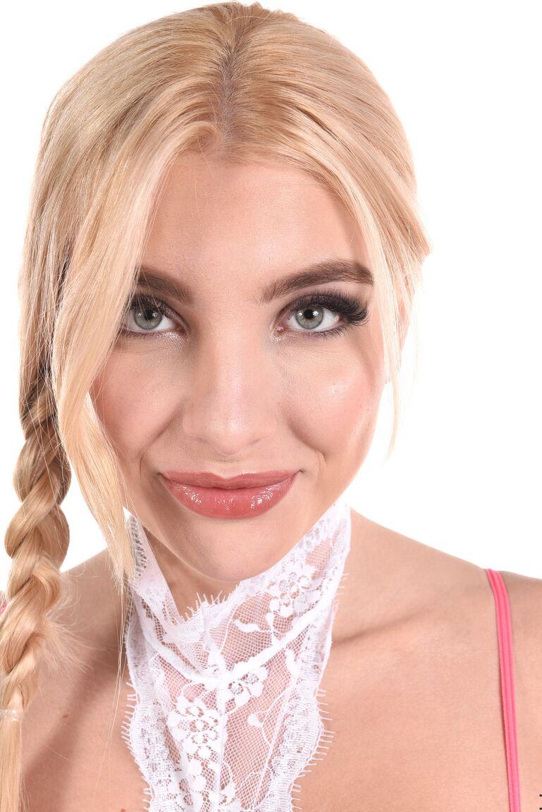 15P La chaude blonde Sylvia Buntarka se masturbe après avoir enlevé sa lingerie sexy