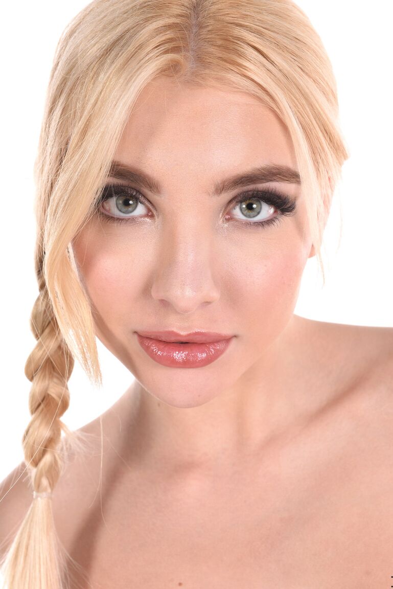 15P La chaude blonde Sylvia Buntarka se masturbe après avoir enlevé sa lingerie sexy