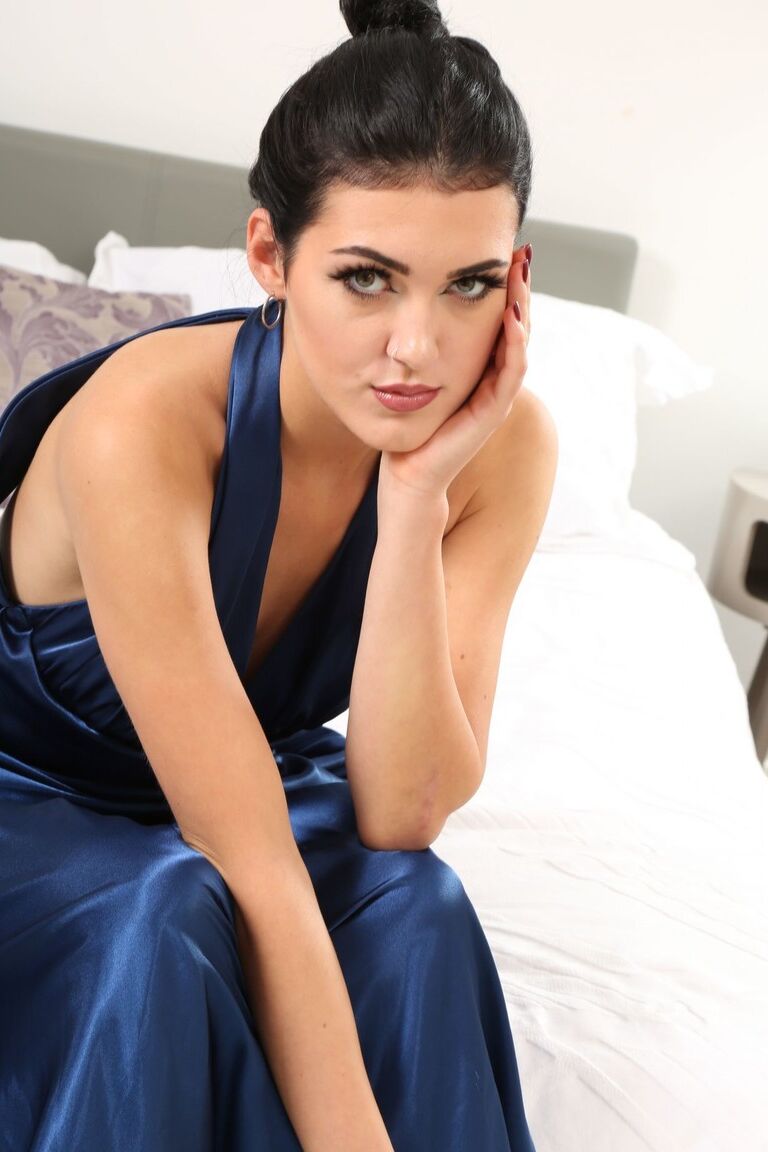 21P A gostosa Maryanna tira o vestido e seduz com sua linda lingerie