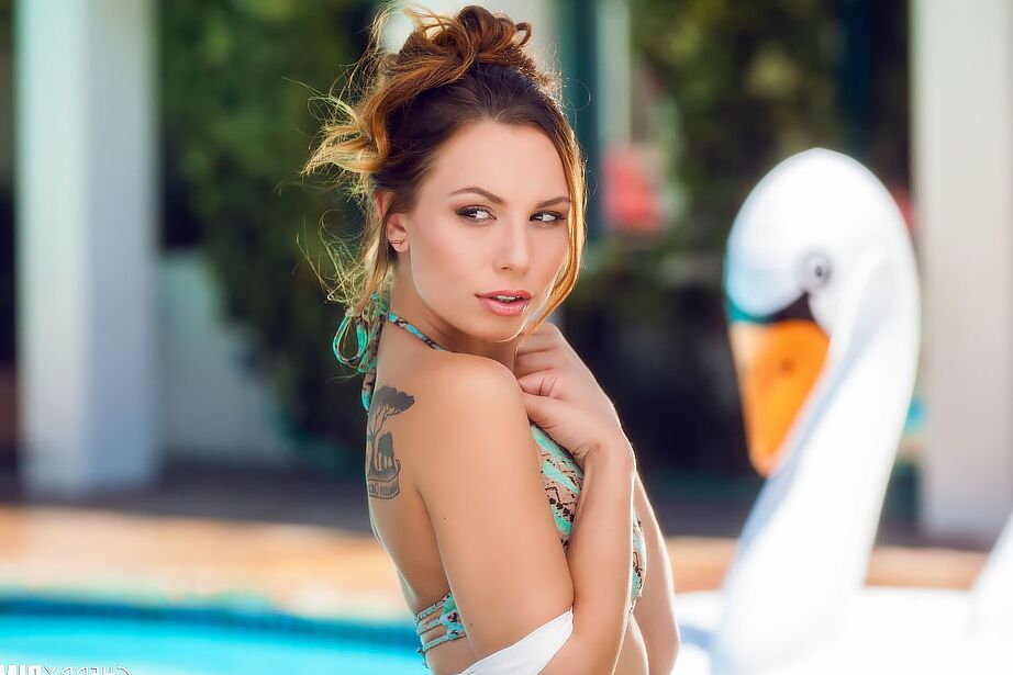 14P A linda adolescente Aidra Fox fica totalmente nua durante a ação à beira da piscina