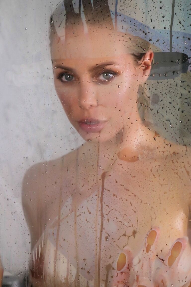 12P Busty MILF Nicole Aniston lambe as paredes fumegantes do chuveiro