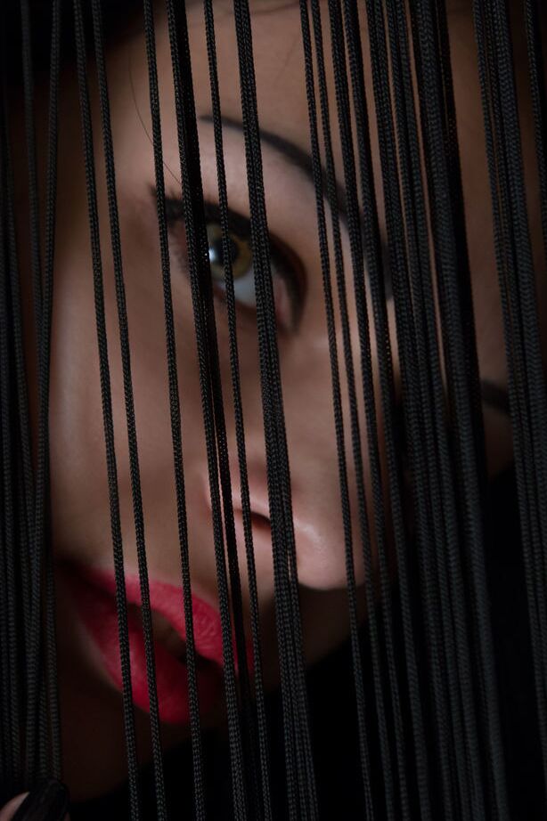 16P Elli, une adolescente aux cheveux noirs, arbore des lèvres rouges tout en se doigtant la chatte et le trou du cul.